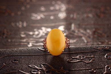 琥珀蜜蜡戒指放在深色的场景中