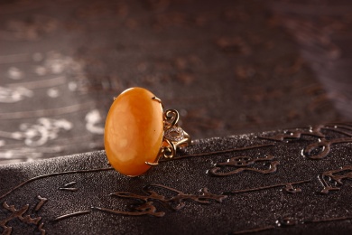 琥珀蜜蜡戒指放在深色的场景中