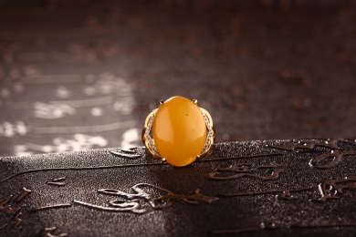 琥珀蜜蜡戒指放在深色的场景中