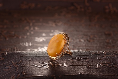 琥珀蜜蜡戒指放在深色的场景中