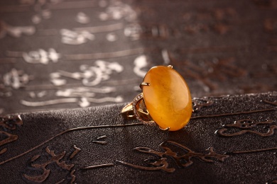 琥珀蜜蜡戒指放在深色的场景中