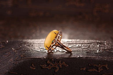 琥珀蜜蜡戒指放在深色的场景中