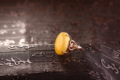 琥珀蜜蜡戒指放在深色的场景中