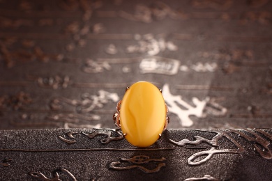 琥珀蜜蜡戒指放在深色的场景中