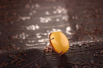 琥珀蜜蜡戒指放在深色的场景中