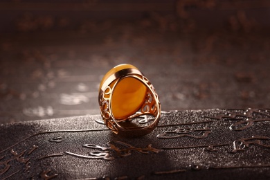 琥珀蜜蜡戒指放在深色的场景中
