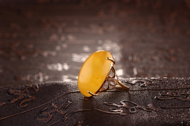 琥珀蜜蜡戒指放在深色的场景中