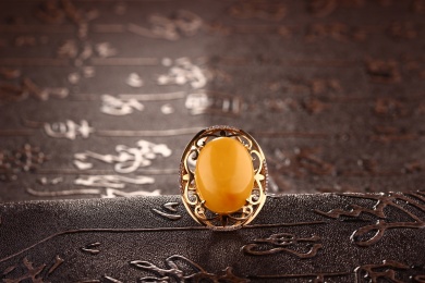 琥珀蜜蜡戒指放在深色的场景中
