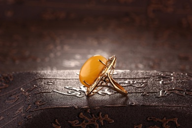 琥珀蜜蜡戒指放在深色的场景中