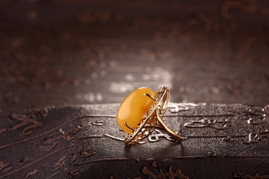 琥珀蜜蜡戒指放在深色的场景中