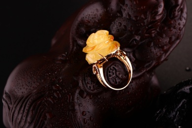 琥珀蜜蜡戒指放在深色的场景中