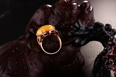 琥珀蜜蜡戒指放在深色的场景中