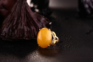 琥珀蜜蜡戒指放在深色的场景中