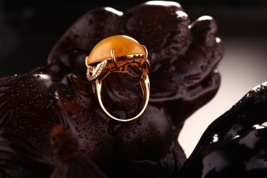 琥珀蜜蜡戒指放在深色的场景中