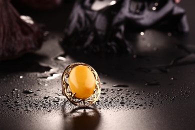 琥珀蜜蜡戒指放在深色的场景中