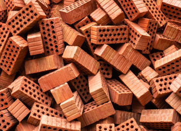 一堆凌乱的红色多孔砖