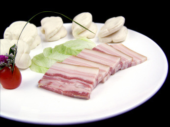 中国上海的一道热菜——农家咸肉蝴蝶夹