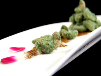 中国上海的一道小吃——绿茶腰果