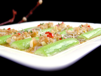中国广东的一道粤菜——丝瓜蒸竹蛏王