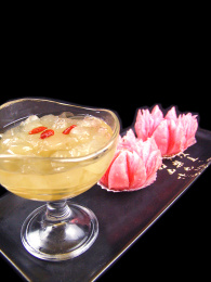 中国广东的小吃点心——银耳羹