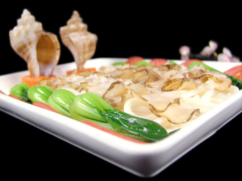 中国广东的一道粤菜——鲜捞胶州白螺