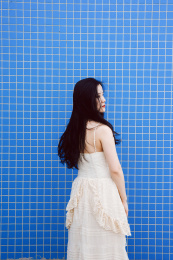 蓝色背景的美丽女孩