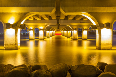 桥底美丽的灯光倒影