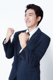 白色背景下的时尚青年