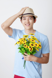 手捧鲜花的青年