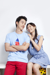 依偎的青年男女