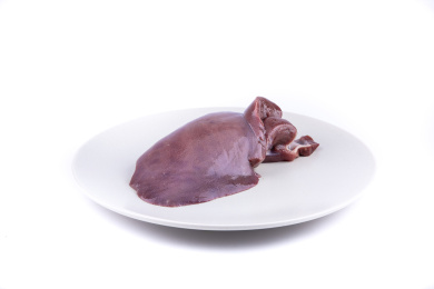 特写盘子装着一片完整猪肝