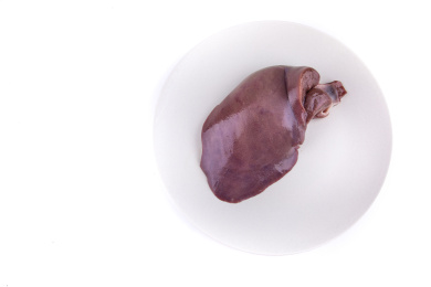 特写盘子装着一片完整猪肝