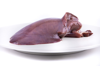 特写盘子装着一片完整猪肝