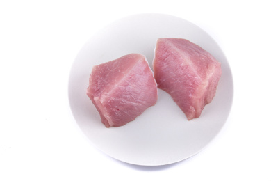 特写盘子装着两块猪肉