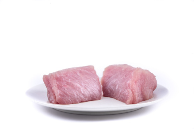 特写盘子装着片状猪肉