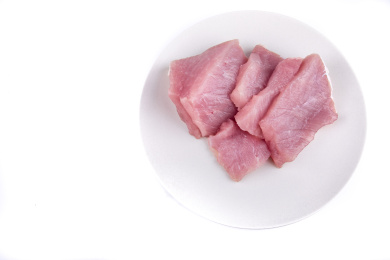 特写盘子装着片状猪肉