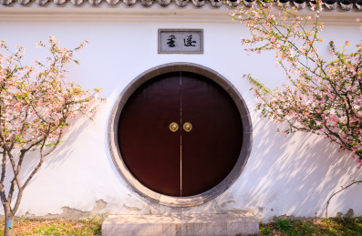 苏州古典园林圆形拱门图片