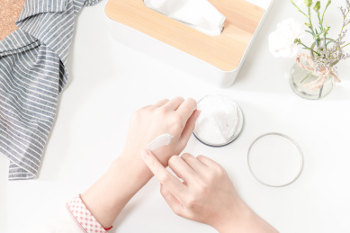 涂抹护肤品的美容场景