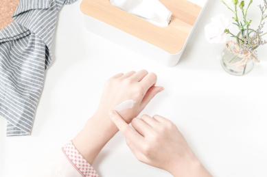 涂抹护肤品的美容场景