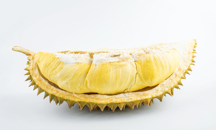 剥开的榴莲在白背景上