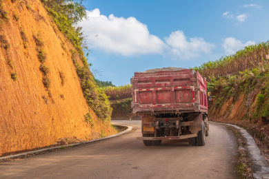 山区公路上的大货车