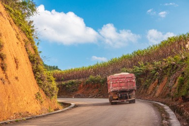 山区公路上的大货车