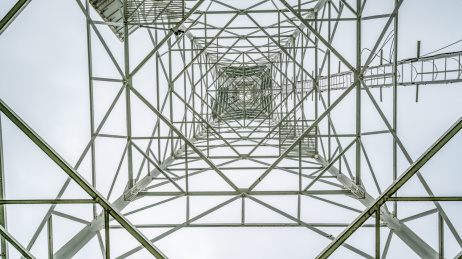 对称的通信铁塔