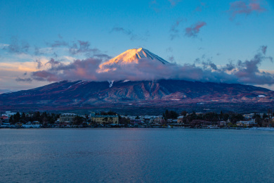 日本山梨县河口湖，清晨日出时被晨光染色的富士山