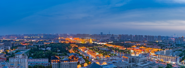 中国陕西省西安市雁塔区大雁塔音乐喷泉北广场航拍夜景全景图