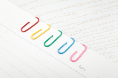 白色背景上的彩色回形针