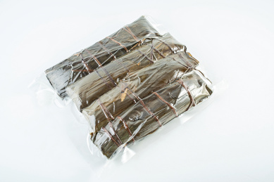 真空包装的粽子在白背景上