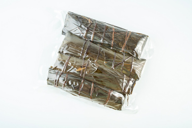 真空包装的粽子在白背景上