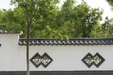 具有徽派建筑风格灰瓦白墙的公园围墙