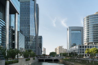 晴天市中心都市风景，商业背景